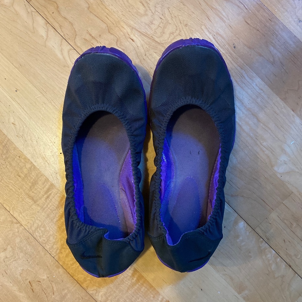 Nike gray flats